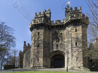 兰开斯特城堡中世纪的城堡位于兰开斯特的英语县兰开夏郡它的早期历史不清楚但五月有被<strong>成立</strong>的世纪的网站罗马堡俯瞰穿越的河月亮现在使用监狱