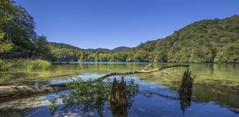 特湖泊国家公园克罗地亚的国家公园是成立和位于的多山的岩溶区域中央克罗地亚的边境波斯尼亚和黑塞哥维纳的国家公园举世闻名的为它的湖泊目前在那里是湖泊的结果的融合几个小河流和<strong>地下</strong>岩溶河流的湖泊是所有相互联系