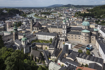 视图从霍恩萨尔茨堡城堡以上的城市萨尔茨堡奥地利萨尔茨堡的第四大城市奥地利的老小镇老城有一个的保存最完整城市中心北的阿尔卑斯山脉上市联合国教科文组织世界遗产网站