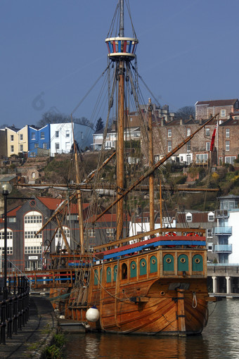 副本帆船的浮动港的城市布里斯托尔西南英格兰被称为的浮动港的水水平仍然是常数和<strong>不</strong>影响的<strong>潮</strong>