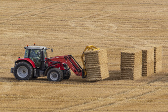 农业拖拉机收集包有后的收获场小麦农田北约克郡的曼联王国
