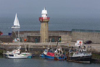 多莫尔总督东爱尔兰游艇和钓鱼船停泊的港的受欢迎的沿海小镇多莫尔总督东的西海岸的共和国爱尔兰