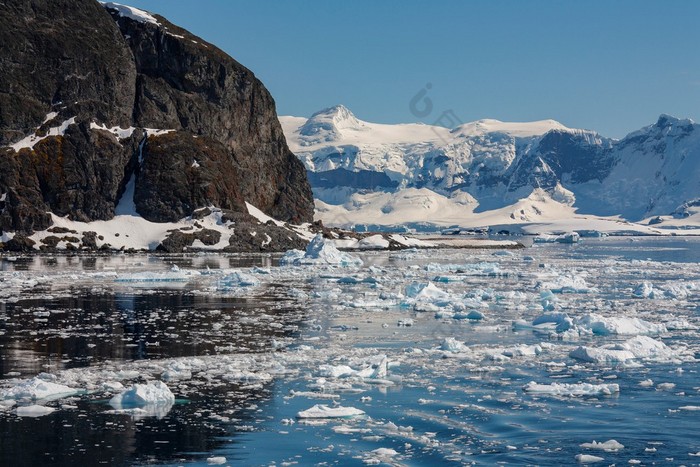 南极洲海冰远程湾的南极半岛