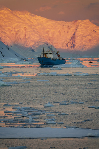 旅游破冰船的光的午夜<strong>太阳</strong>的国际有限通道的南极半岛南极洲