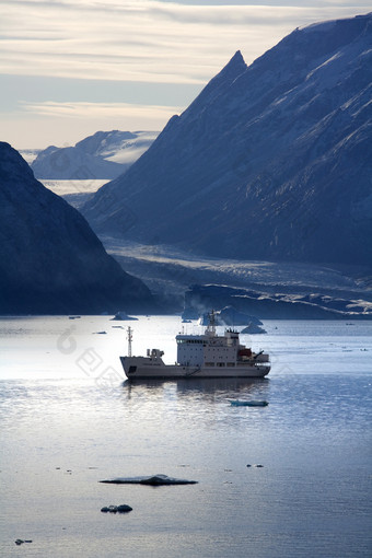 格陵兰岛的旅游破冰船格里戈里米赫耶夫西北峡湾比森德东部格陵兰岛