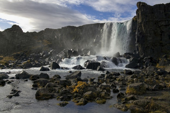 河和瀑布部分的裂痕谷平维拉尔冰岛引起的构造板运动的北美国和欧洲盘子哪一个是撕的土地分开不断扩大的冰岛一年