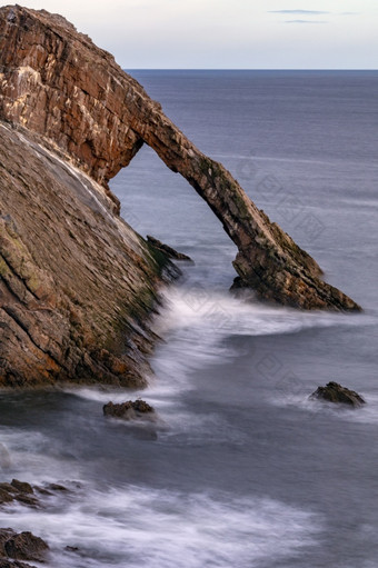 弓小提琴岩石自然海拱附近portknockie的东北海岸苏格兰组成石英岩变质岩石哪一个是最初石英砂岩这岩石部分的卡伦石英岩形成哪一个见过沿着的海岸之间的buckie和卡伦的形成一些厚和日期从的新元古代