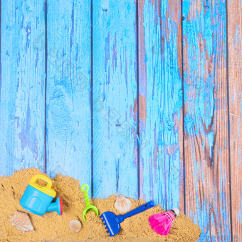<strong>海滩海报</strong>木背景与沙子和塑料玩具
