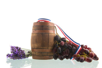 老木酒桶和群红色的葡萄孤立的在白色背景