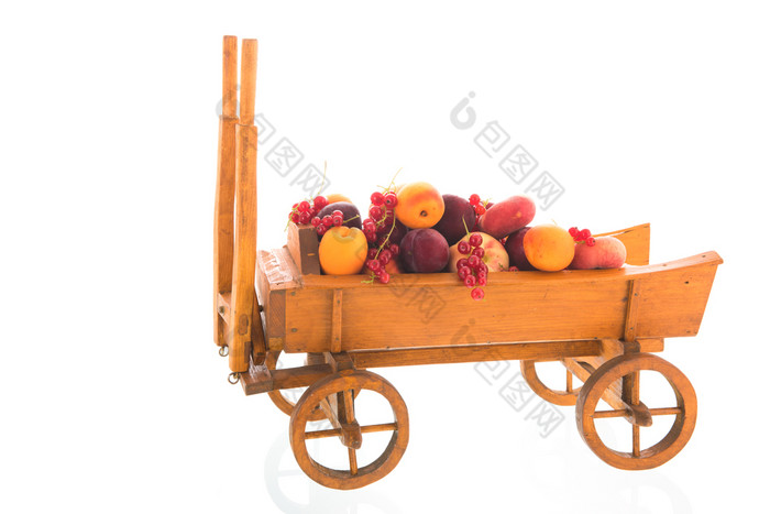 古董木农民车为农业目的填满与新鲜的软水果孤立的在白色背景