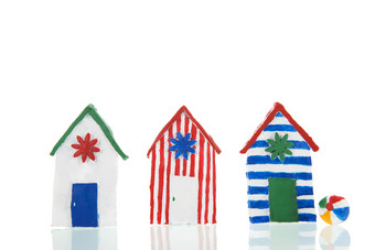 行色彩斑斓的手工制作的海滩小屋孤立的在白色背景