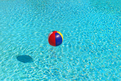 充气色彩斑斓的海滩球浮动水