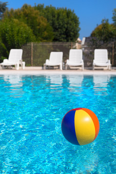 充气色彩斑斓的海滩球浮动水