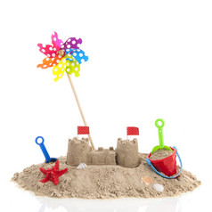 家庭假期与玩具夏天海滩孤立的在白色背景