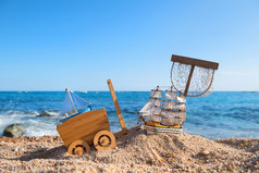 钓鱼网和古董玩具沙子的海滩