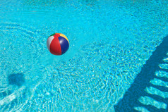 充气色彩斑斓的海滩球浮动水从游泳池