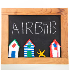 Airbnb写黑板上孤立的在白色背景
