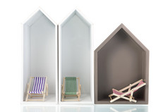 现代海滩房子与甲板椅子孤立的在白色背景
