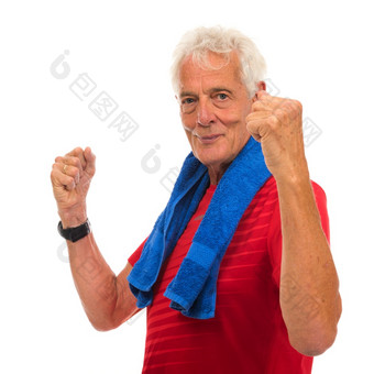 肖像高级体育运动男人。红色的与蓝色的毛巾对白色背景
