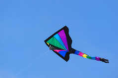 色彩斑斓的风筝高的空气