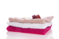 粉红色的毛巾与肥皂孤立的在白色背景