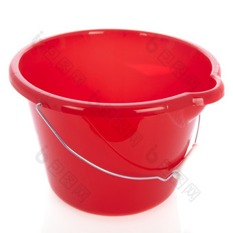 红色的塑料桶孤立的在白色