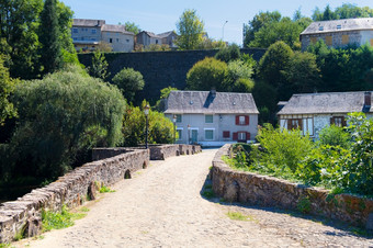 老桥的vezere河法国