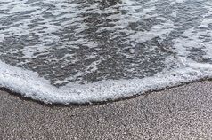 波与泡沫桑迪海滩