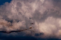 特技飞行飞机飞行的天空与云的背景