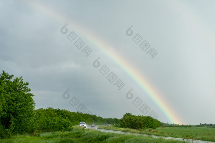 彩虹的狂风暴雨的黑暗天空在路