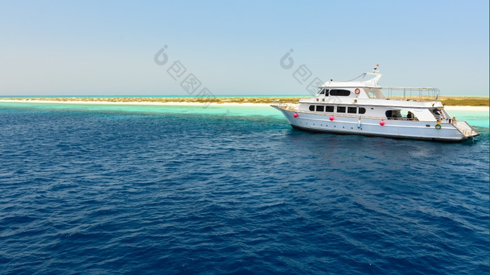 的图片游艇锚定附近的港口hamata埃及红色的海