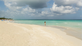 的图片女孩而采取图片的加勒比海的海滩古巴巴拉德罗
