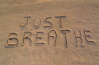 的图片的单词的沙子只是呼吸