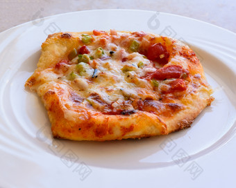 <strong>的图片</strong>小披萨与<strong>西红柿</strong>奶酪辣椒洋葱和香料服务白色板