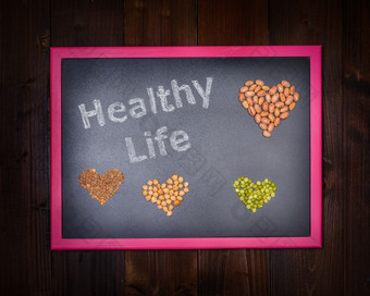 的图片黑板上那说健康的生活和周围集心使从鹰嘴豆豆子小扁豆和豌豆木背景