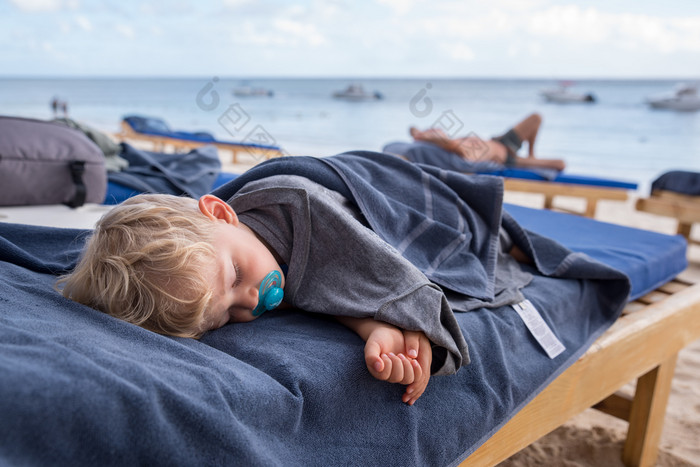 孩子睡觉躺椅的海滩不错的婴儿男孩睡觉躺椅的海滩在的一天
