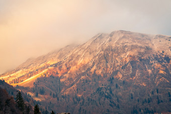 太棒了视图的奥罗比阿尔卑斯山脉日落北阿尔卑斯山脉秋天冬天的山小白雪覆盖的除了科尔塞里纳谷贝加莫意大利