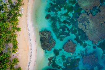 无人机拍摄热带海滩与白色船anchoredsamana半岛大巴伊亚王子波蒂略海滩多米尼加共和国