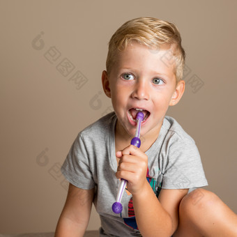 小婴儿男孩与牙<strong>刷牙</strong>科卫生和<strong>健康</strong>为孩子们棕色（的）背景