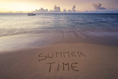 手写的夏天时间桑迪海滩日落放松和夏天概念多米尼加共和国海滩
