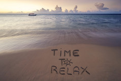 手写的时间放松桑迪海滩日落放松和夏天概念多米尼加共和国海滩