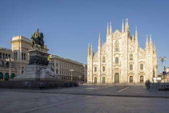 长曝光米兰大教堂大教堂和维托里奥emanuele雕像广场广场大教堂阳光明媚的一天米兰意大利