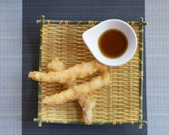 虾天妇罗与我是酱汁黄色的竹子板海鲜天妇罗菜传统的亚洲厨房