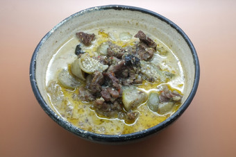 泰国绿色咖喱汤与牛肉和椰子牛奶