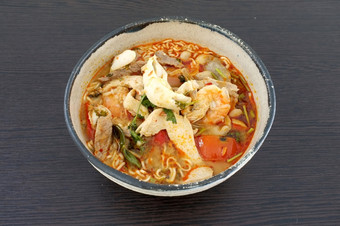 亚洲辣的海鲜面条汤泰国风格即时海鲜面条汤陶瓷碗