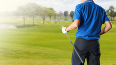 高尔夫球球员持有高尔夫球俱乐部高尔夫球课程