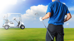 高尔夫球球员持有高尔夫球俱乐部高尔夫球课程