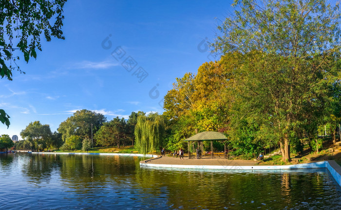 敖德萨乌克兰大池塘敖德萨胜利公园阳光明媚的秋天一天胜利公园敖德萨乌克兰