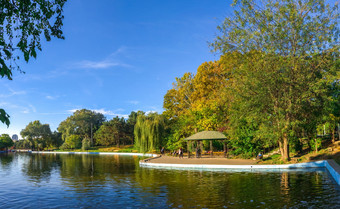 敖德萨乌克兰大池塘敖德萨胜利公园阳光明媚的秋天一天胜利公园敖德萨乌克兰