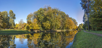令人惊异的秋天周围的老池塘<strong>索菲</strong>耶夫卡公园该种乌克兰秋天<strong>索菲</strong>耶夫卡公园该种乌克兰